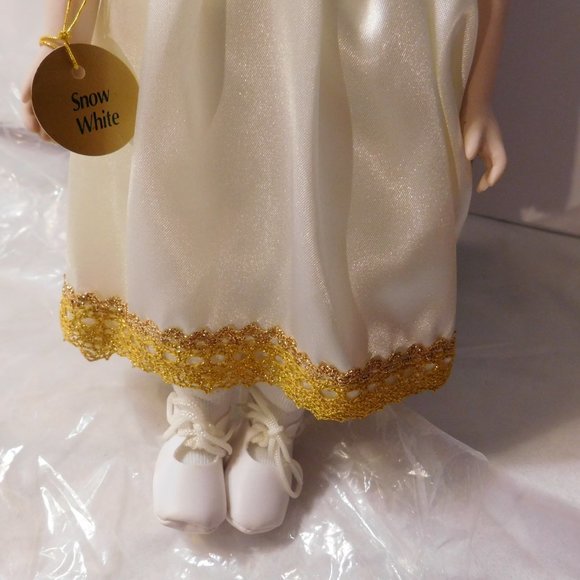 Snow White Land of Enchantment Porcelain Doll International Collectors Society - Picture 7 of 11